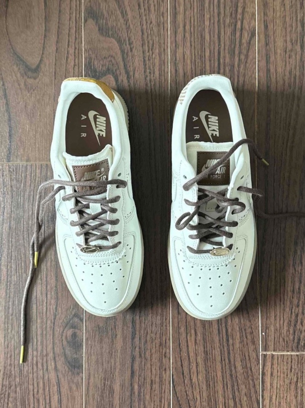 Nike Men's Low-Top Sneakers in Cream and Brown